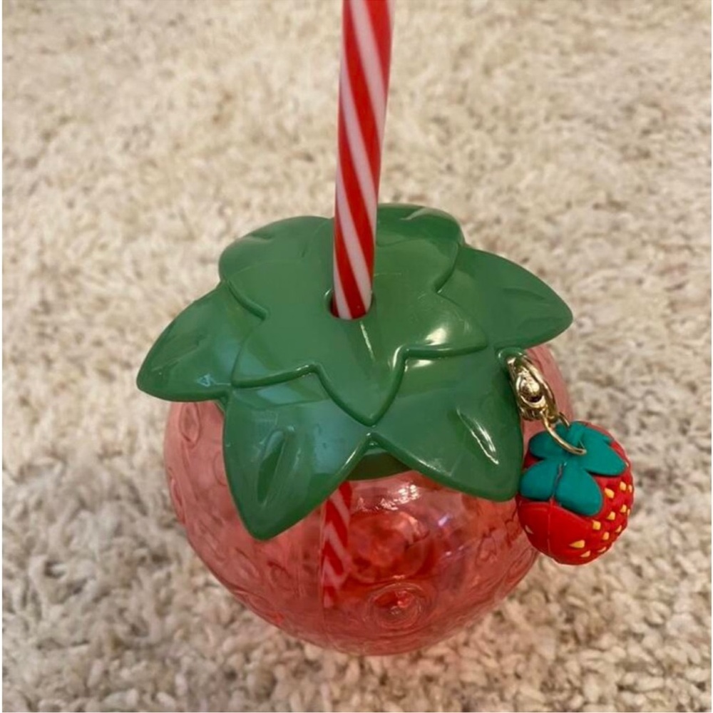 New Red Clear Plastic Strawberry Design Drinking
Tumbler With Straw & Key Chain - Picture 12 of 14